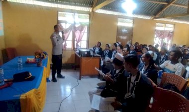 Jumat-Curhat-Kapolsek-Wolowaru-Bersama-Mahasiswa-Stikes-St.Elisabet-Maumere-dan-Warga-Nduaria