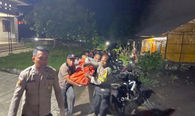 Personel-Polres-Ende-Polda-NTT-Evakuasi-Jasad-Balita-1,8-Tahun-Korban-Kebakaran-Rumah-di-Kelurahan-Kota-Ratu