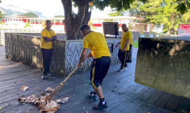 Polres-Ende-Polda-NTT-Gelar-Aksi-Bersih-di-Taman-Renungan-Bung-Karno,-Wujudkan-Lingkungan-Kota-yang-Asri