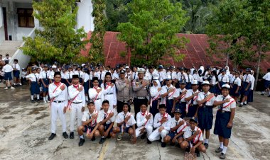 Police-Goes-to-School,-KBO-Satlantas-Polres-Ende-Ajak-Siswa-SMPN-2-Ende-Selatan-Jadi-Pelopor-Kamtibmas