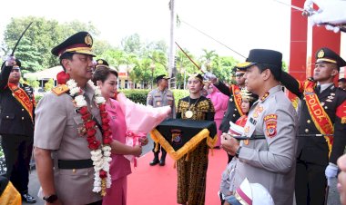 Haru-dan-Penuh-Penghormatan,-Kapolda-NTT-Pimpin-Tradisi-Pedang-Pora-Pelepasan-Brigjen-Pol-Baskoro-Tri-Prabowo