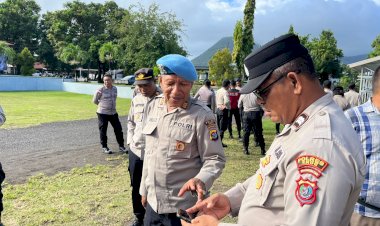 Perangi-Judi-Online,-Propam-Polres-Ende-Sidak-Handphone-Personel-secara-Mendadak-dalam-Opsgaktiblin