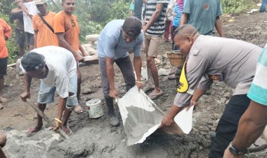 Wujud-Nyata-Polisi-Penolong,-Aipda-Rasyidi-Irfat-Ibrahim-dan-Warga-Kurulimbu-Bahu-Membahu-Perbaiki-Jalan-Rusak