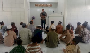 Polsek-Pulau-Ende-Gelar-Jum'at-Berkah-dan-Jum'at-Curhat-di-Masjid-Al-Mujahidin-Ma'u-Au