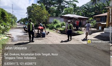 Kapolres-Ende-dan-Jajaran-Kolaborasi-dengan-Warga-Tambal-Jalan-Berlubang