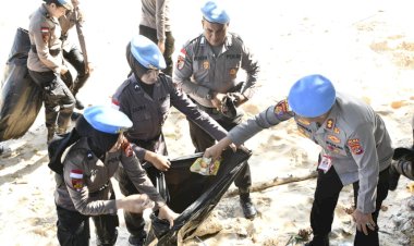 Kabidpropam-Polda-NTT-Pimpin-Penyamatan-Baret-Biru-dan-Aksi-Bersih-Pantai-Pasir-Panjang