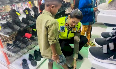 Viral-Tiga-Siswa-Berjalan-denga--Sandal-Lusuh,-Respon-Cepat-Kapolda-NTT-dan-Polres-TTS-Hadirkan-Senyum-Baru-bagi-Anak-Anak-Oelbubuk