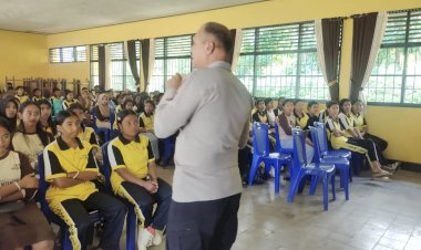 Kapolsek-Wolowaru-Turun-Langsung-Edukasi-Pelajar,-Gaungkan-Gerakan-Anti-Bullying-dan-Pelestarian-Budaya-Lokal