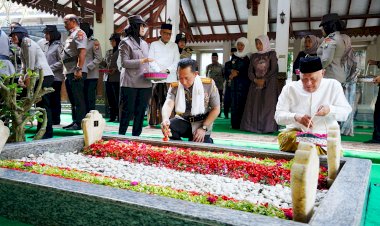 Kapolri-Kenang-Jejak-Reformasi-Gus-Dur-Melalui--Ziarah-di-Tebuireng-Jelang-Hari-Bhayangkara-ke-80