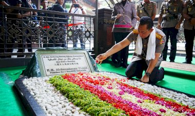 Jelang-Hari-Bhayangkara,-Kapolri-Ziarah-ke-Makam-Gus-Dur