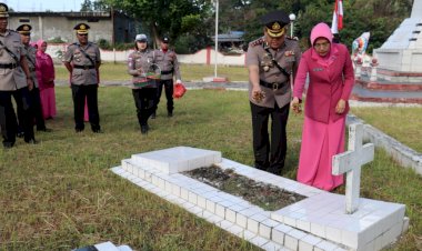 Mengenang-Jasa-Para-Pahlawan-Polri,-Polres-Ende-Polda-NTT-Gelar-Ziara-Makam-dan-Tabur-Bunga-di-Laut