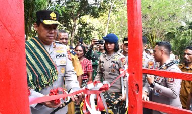 Kapolda-NTT-Resmikan-Jembatana-Merah-Putih,-Tangis-Haru-Warga-Bestobe-Pecah-Sambut-Harapan-Baru