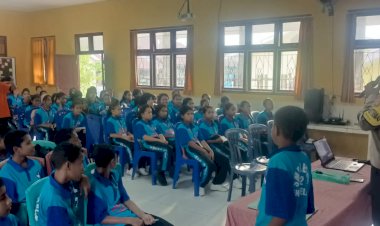 Cegah-Perundungan-dan-Narkoba-Sejak-Dini,-Bhabinkamtibmas-Roworena-Beri-Edukasi-Interaktif-di-SMPN-2-Ende-Selatan