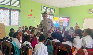 Cegah-Perundungan-Sejak-Dini,-Polsek-Wolowaru-Edukasi-Puluhan-Siswa-SDK-Wolondopo-1