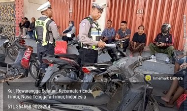 Tingkatkan-Kesadaran-Berkendaraan,-Satlantas-Polres-Ende-Polda-NTT-Turun-ke-Jalan-Edukasi-Pengendara-dan-Tukang-Ojek