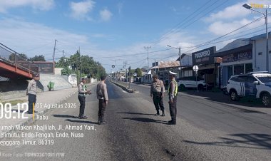 Respon-Cepat-Layanan-Call-Center-110:-Polres-Ende-Polda-NTT-Bergerak-Cepat-Amankan-Tumpahan-Solar-di-Simpang-Lima