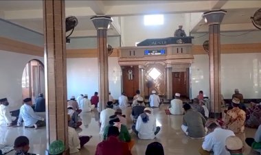 Kapolsek-Ende-Jadi-Khatib-dan-Imam-Sholat-Jumat,-Ajak-Jamaah-Tingkatkan-Iman-dan-Jauhi-Perbuatan-Maksiat