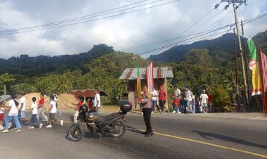Hadir-di-Tengah-Warga,-Bhabinkamtibmas-Desa-Roa-Polsek-Detusoko-Kawal-Kemeriahan-Kirab-Rakyat-Desa-Wolotolo