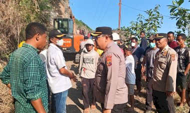 Akses-Lintas-Selatan-Ndona-Kembali-Terbuka,-Respon-Cepat-Polres-Ende-Pulihkan-Jalur-Pascagempa