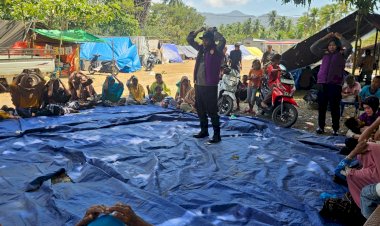 Sentuhan-Hangat-di-Tengah-Duka:-Tim-Psikologi-Polda-NTT-dan-Jatim-Hadirkan-Trauma-Healing-untuk-Pengungsi-Gempa-di-Maukaro