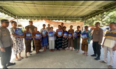 Tembus-Pelosok-Bencana,-Polres-Ende-Salurkan-Bansos-Bagi-Korban-Gempa-di-Nangapanda