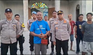 Personel-Polsek-Wewaria-Gotong-Royong-Bersihkan-Puing-Runtuhan-Gereja-Paroki-Emanuel-Welamosa