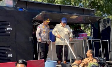 Presiden-Prabowo-Cek-Dapur-Lapangan-Polri-dan-Water-Treatment-di-Posko-Pengungsi-Danga