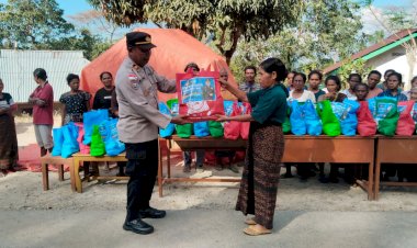 Wujud-Kepedulian-Polri,-Polres-Ende-Salurkan-Bansos-untuk-Warga-Terdampak-Gempa-di-Pulau-Ende-dan-Nangapanda