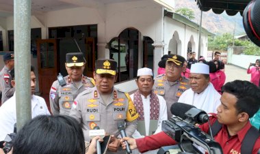 Wujud-Kepedulian-Pasca-Gempa,-Kapolda-NTT-Tinjau-Masjid-Attaqwa-Lokoboko-dan-Salurkan-Bantuan-Ronovasi-Rp100-Juta