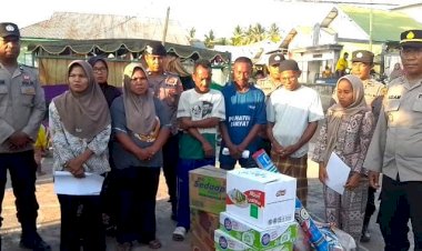 Polri-Hadir-di-Tengah-Warga,-Kapolda-NTT-dan-Kapolres-Ende-Salurkan-Bantuan-Sosial-untuk-Korban-Gempa-di-Pulau-Ende
