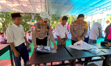 Kapolres-Ende-dan-Bhayangkari-Serahkan-Bantuan-Pendidikan-dan-Sembako-untuk-Santri-Pesantren-Walisanga