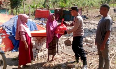 Dukung-Pemulihan-Pasca-Gempa,-Polsek-Ende-Salurkan-Bantuan-kepada-Warga-Terdampak