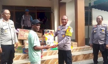 Tembus-Gelombang-Demi-Kemanusiaan,-Polres-Ende-Kerahkan-Kapal-Patroli-Polair-Salurkan-Bansos-Kapolda-NTT-ke-Pulau-Ende