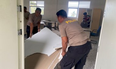 Pulihkan-Trauma-Pascagempa,-Personel-Sat-Samapta-Polres-Ende-Bergotong-Royong-Bersihkan-Puing-Bangunan-MTsN-3-Ende