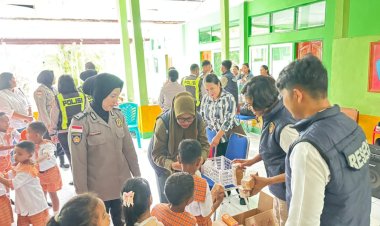 Hangatnya-Dapur-Presisi-Kasih,-Polwan-Polres-Ende-Polda-NTT-Hadirkan-Santapan-Sehat-untuk-Anak-Sekolah-Terdampak-Gempa