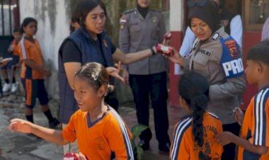 Senyum-Ceria-Anak-Sekolah,-Polwan-Polres-Ende-Polda-NTT-Turun-Langsung-Bagikan-Makanan-Bergizi