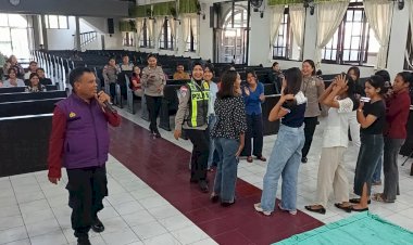 ​Keceriaan-di-Gereja-Syalom-Ende,-Srikandi-Polres-Ende-Polda-NTT-Hadirkan-Trauma-Healing-dan-Dongeng-Ceria-untuk-Calon-Sidi