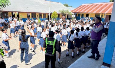 Kembalikan-Senyum-Anak-Pasca-Gempa,-Srikandi-Polres-Ende-Polda-NTT-Hadirkan-Permainan-Edukatif-dan-Kegiatan-Kreatif-di-SMP-Swasta-Kristen