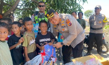 Sentuhan-Kasih-Kapolres-Ende-Serahkan-Bansos-dari-Kapolres-TTU-kepada-Warga-dan-Anak-Sekolah-Korban-Gempa-di-Desa-Ulu-Dala-Maurole