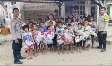 Ukir-Senyum-Anak-Anak,-Kapolres-TTU-Salurkan-Bantuan-Tas-dan-Alat-Tulis-Sekolah-Melalui-Kapolsek-Wewaria