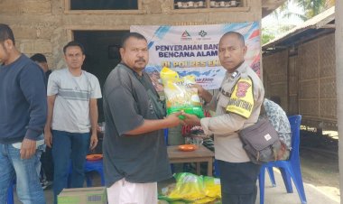 Wujud-Kepedulian,-Polres-Ende-Polda-NTT-Salurkan-Bantuan-Kemanusiaan-untuk-Warga-Kampung-Tokoropi-Kelurahan-Roworena