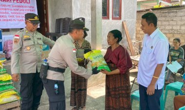 Bhayangkari-Polda-Papua-Gandeng-Polres-Ende-Berikan-Bansos-Bagi-Korban-Gempa-Flores-di-Kelurahan-Onekore