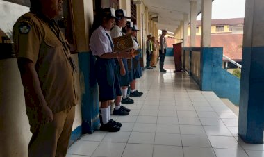 Jadi-Irup-di-SMPN-2-Ende,-Kasat-Lantas-Polres-Ende-Ingatkan-Pelajar-Pentingnya-Mitigasi-Bencana-dan-Tertib-Berlalu-Lintas