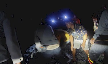 Aksi-Cepat-Polsek-Nangapanda-dan-Warga,-Gotong-Royong-Bersihkan-Longsor-yang-Lumpuhkan-Jalur-Ende–Bajawa