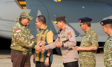 Kapolda-NTT-Irjen-Pol.-Reza-Arief-Dewanto-Sambut-Kedatangan-Menteri-Pertahanan-RI-di-Kupang