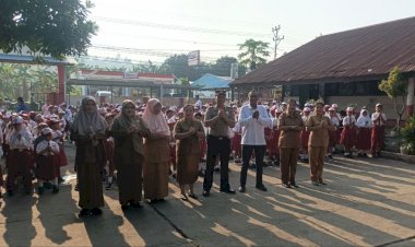 Polisi-Peduli-Pendidikan,-Wakapolsek-Ende-Ajak-Guru-dan-Murid-Ciptakan-Suasana-Belajar-Aman-dan-Nyaman