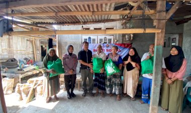 Sihumas-Polres-Ende-Polda-NTT-Bagikan-Sembako-untuk-Warga-di-Onekore-Sambut-Hari-Jadi-Humas-Polri-ke-75