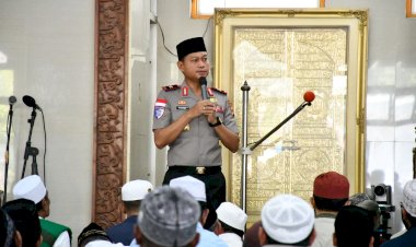 Jumat-Keliling-Wakapolda-NTT:-Sholat-Berjemaah,-Sampaikan-Pesan-Kamtibmas-dan-Sambangi-Pelajar