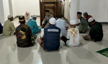 Pererat-Silaturahmi-dan-Jaga-Kamtibmas-bersama,-Polsek-Maurole-Gelar-Subuh-Keliling-di-Masjid-Nurullah