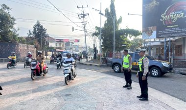 Wujud-Pelayanan-Prima,--Wakapolres-Ende-Polda-NTT-Turun-Langsung-Pimpin-Pengaturan-Lalu-Lintas-Pagi-Hari
